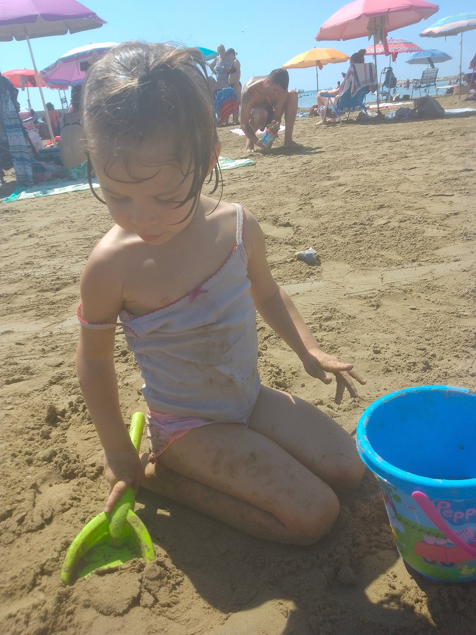 Valentina a rejoint le concours — aidez-le/la à gagner de superbes lots ! beach, blue, clothing, fun, hand, hat, leg, light, morning, people_on_beach, person, photograph, sand, shade, shorts, sky, summer, sunglasses, sunlight, toddler