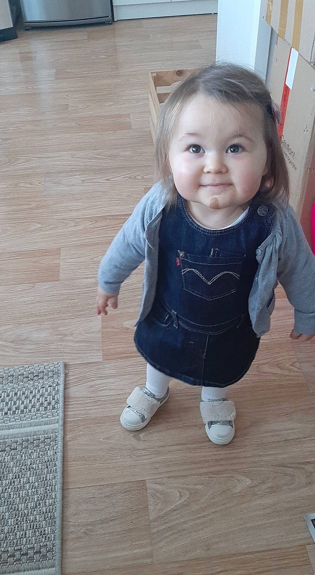 Júlya a rejoint le concours — aidez-le/la à gagner de superbes lots ! baby, baby_toddler_clothing, cheek, clothing, face, floor, flooring, hair, happy, head, iris, leg, nose, outerwear, person, skin, sleeve, smile, t_shirt, toddler