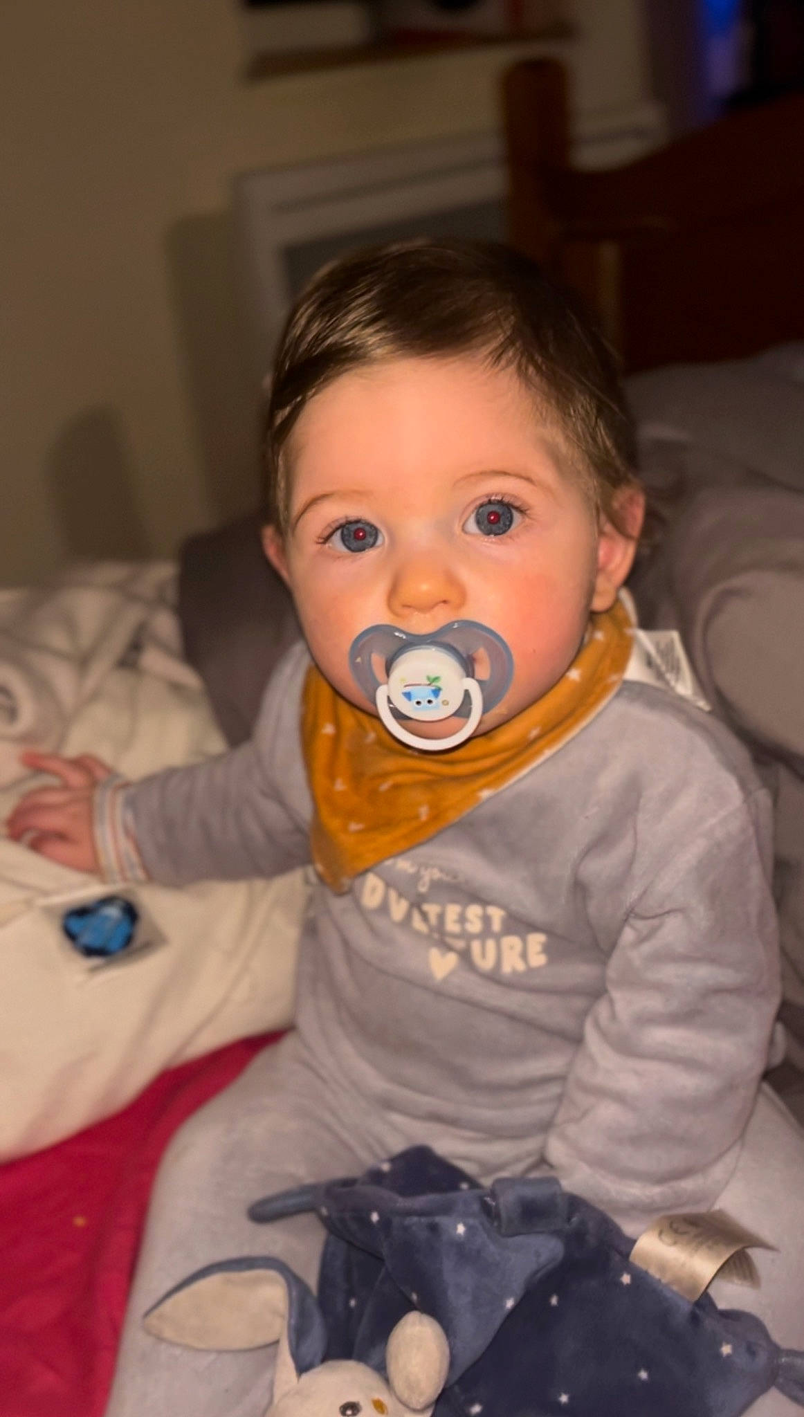 Ezekiel a rejoint le concours — aidez-le/la à gagner de superbes lots ! baby, baby_toddler_clothing, bib, camera, cheek, child, chin, comfort, eye, fun, happy, iris, mouth, nose, person, single_lens_reflex_camera, sitting, skin, sleeve, t_shirt