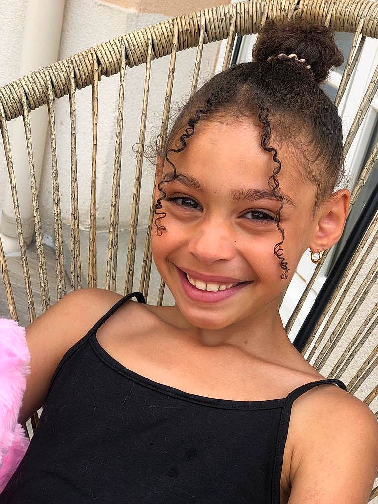 Aliyah participe au concours pour gagner de l'argent avec cette photo : black_hair, chin, cool, eye, eyebrow, eyelash, facial_expression, fashion, flash_photography, fun, hairstyle, happy, human_body, iris, joy, long_hair, people, person, skin, smile