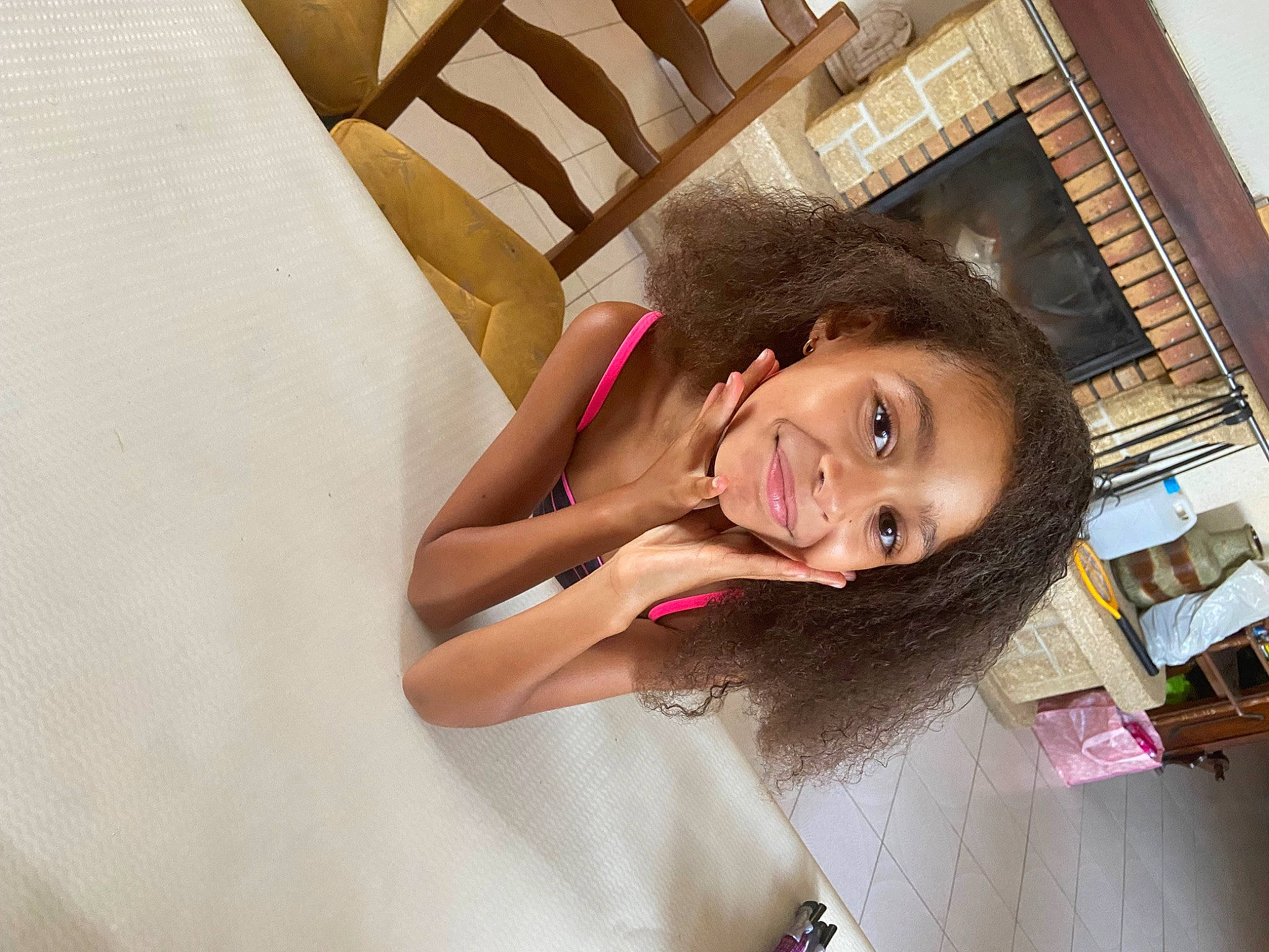 Aliyah participe au concours pour gagner de l'argent avec cette photo : brown_hair, comfort, elbow, eyebrow, eyelash, flash_photography, fun, happy, human_leg, joy, lip, lipstick, long_hair, mouth, neck, person, shoulder, skin, smile, thigh