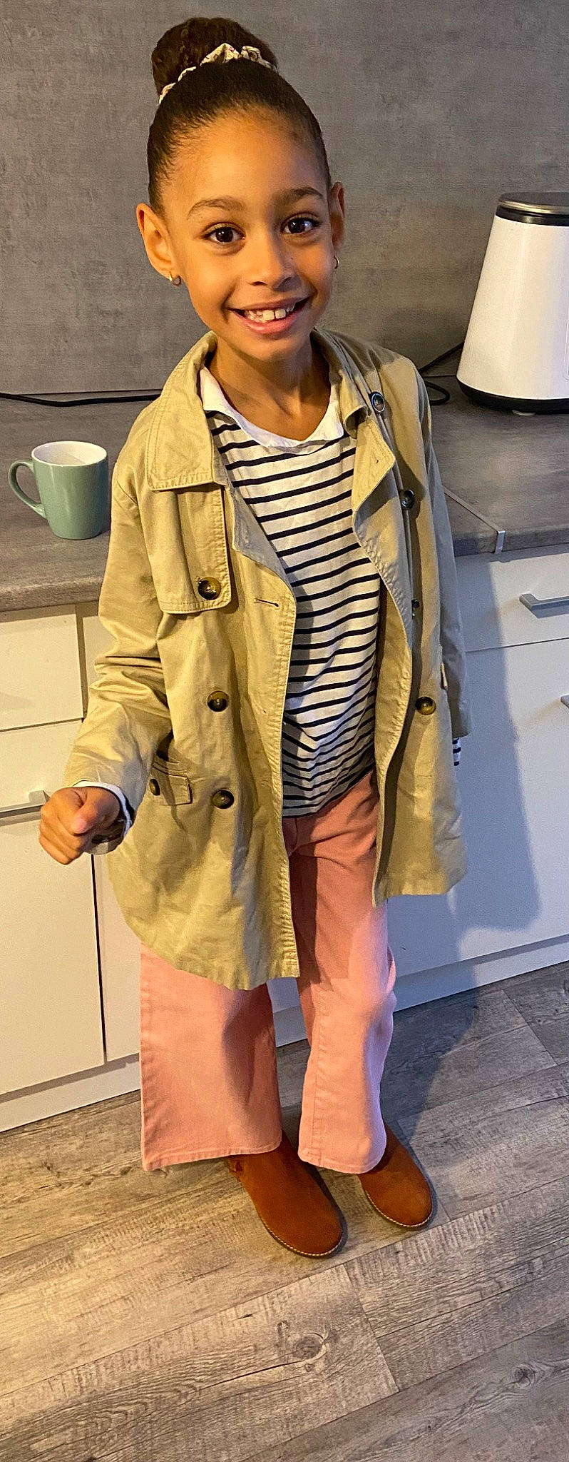 Aliyah participe au concours pour gagner de l'argent avec cette photo : bag, blazer, collar, eyewear, fashion_design, joint, joy, knee, luggage_and_bags, outerwear, overcoat, person, shoulder, sleeve, smile, snapshot, sunglasses, thigh, trench_coat, vision_care