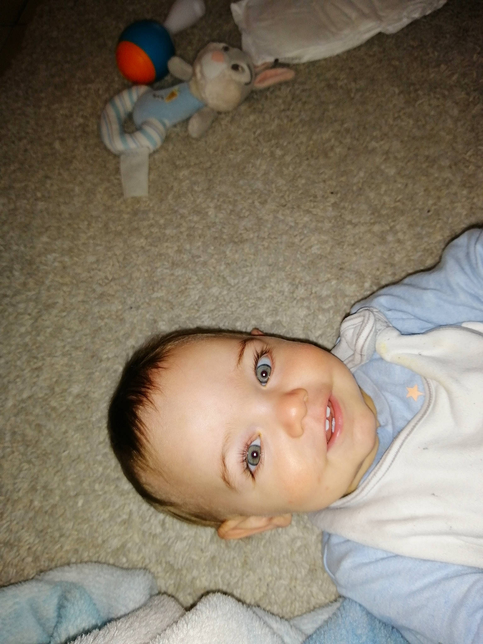 Messon a rejoint le concours — aidez-le/la à gagner de superbes lots ! baby, bedtime, cheek, child, ear, eye, face, forehead, head, iris, joy, nose, person, room, skin, toddler