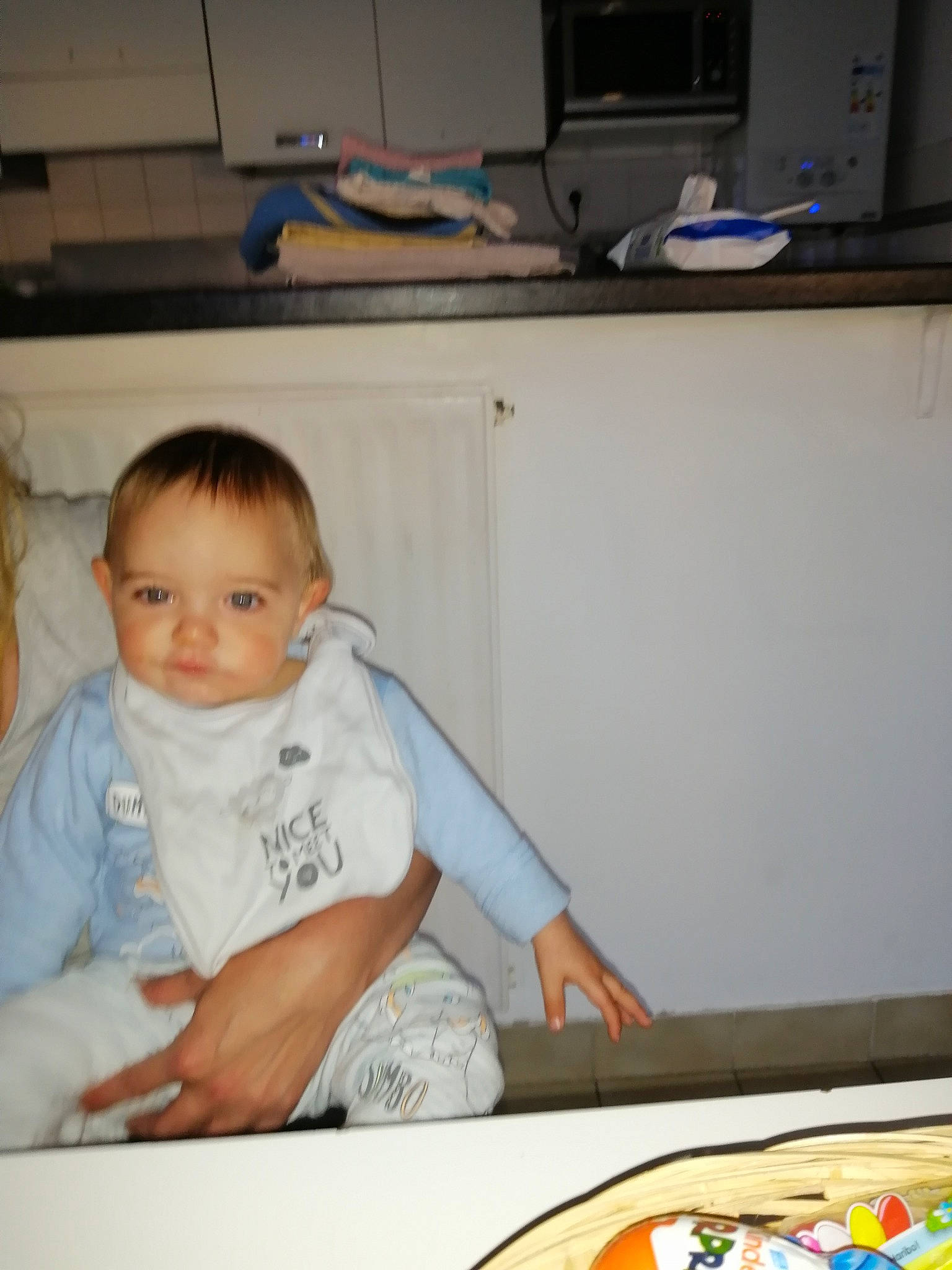 Messon participe au concours pour gagner de l'argent avec cette photo : baby, child, person, play, room, toddler