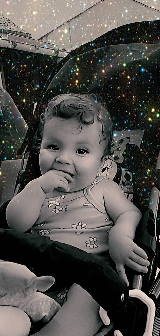 Ambre a rejoint le concours — aidez-le/la à gagner de superbes lots ! arm, baby, baby_toddler_clothing, beauty, cheek, child, cool, eye, facial_expression, flash_photography, fun, hairstyle, happy, head, iris, pattern, person, photograph, space, standing