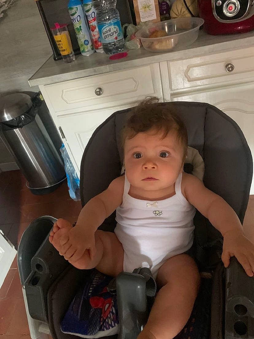 Ambre a rejoint le concours — aidez-le/la à gagner de superbes lots ! baby, baby_products, baby_toddler_clothing, chair, chest, child, comfort, finger, home_appliance, human_leg, kitchen, kitchen_appliance, knee, lap, laundry_room, major_appliance, muscle, person, thigh, thumb