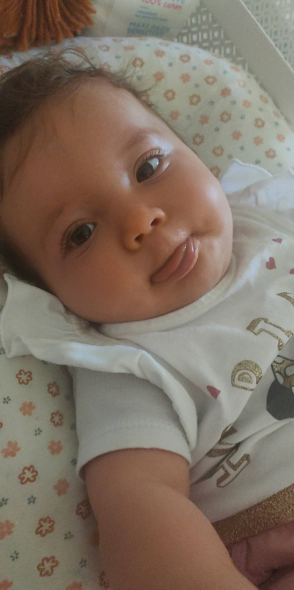 Ambre a rejoint le concours — aidez-le/la à gagner de superbes lots ! baby, baby_toddler_clothing, cheek, chin, comfort, eye, eyebrow, eyelash, face, forehead, head, iris, lip, mouth, nose, organ, person, skin, sleeve, toddler