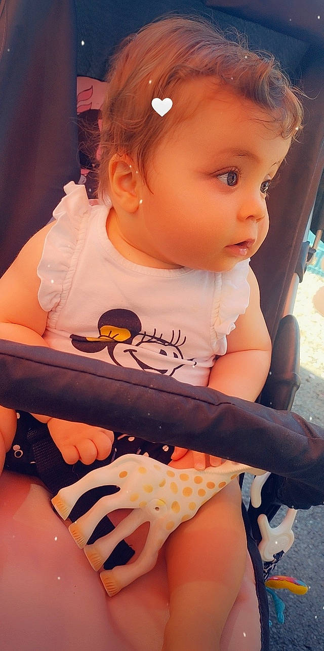 Ambre participe au concours pour gagner de l'argent avec cette photo : baby_toddler_clothing, cheek, chin, eye, eyebrow, eyelash, facial_expression, finger, hairstyle, hand, head, human, iris, lip, mouth, neck, orange, organ, person, skin