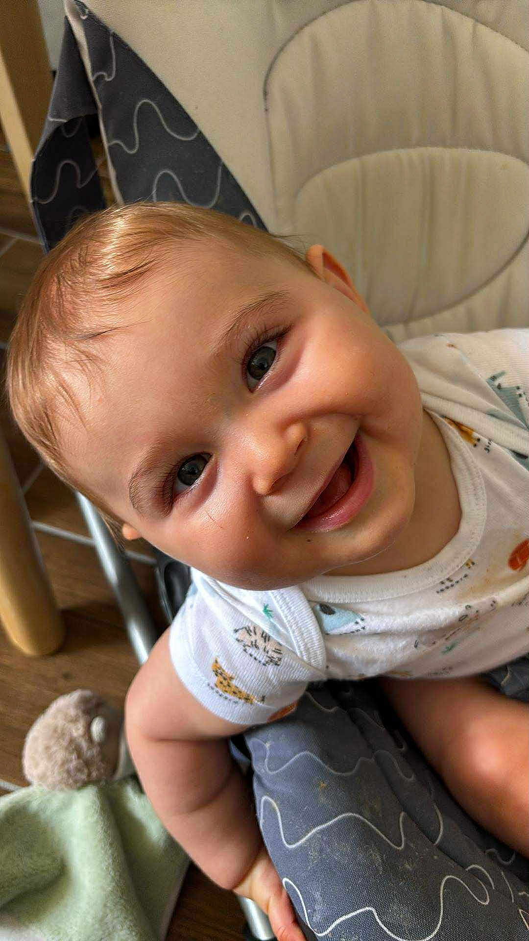 Alban participe au concours pour gagner de l'argent avec cette photo : baby, child, smiling, face, eyes, joyful, candid, indoor, cushion, blanket, toy, patterned, clothing, closeup, person, happy, infant, cute, skin, hair