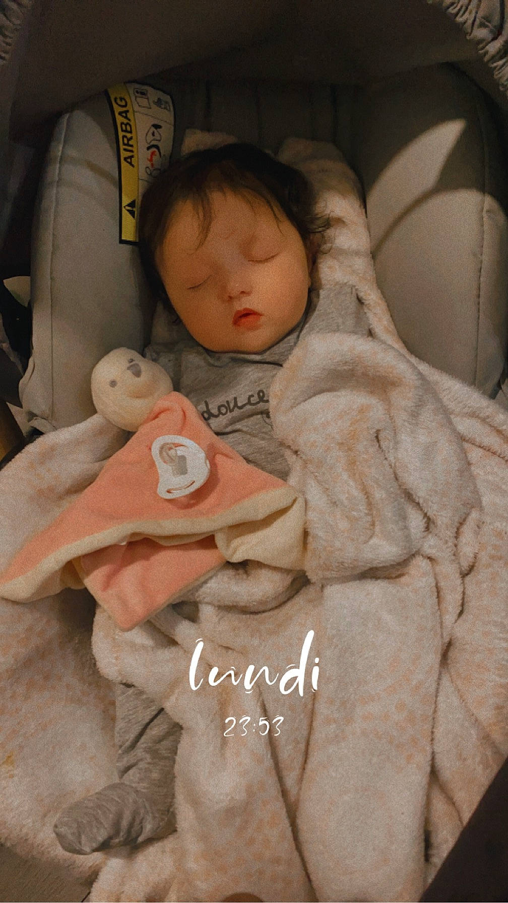 Kelya participe au concours pour gagner de l'argent avec cette photo : arm, baby, baby_products, baby_safety, baby_sleeping, baby_toddler_clothing, cheek, comfort, eye, face, gesture, hand, head, human_body, infant_bed, linens, nose, person, sleeve, thumb