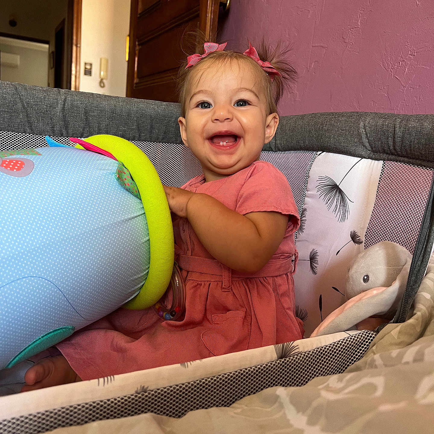Giulia participe au concours pour gagner de l'argent avec cette photo : baby, babylaughing, ball, bed, couch, crib, cushion, face, furniture, happy, head, homedecor, indoors, infantbed, person, photography, portrait, sport, volleyball, volleyballball