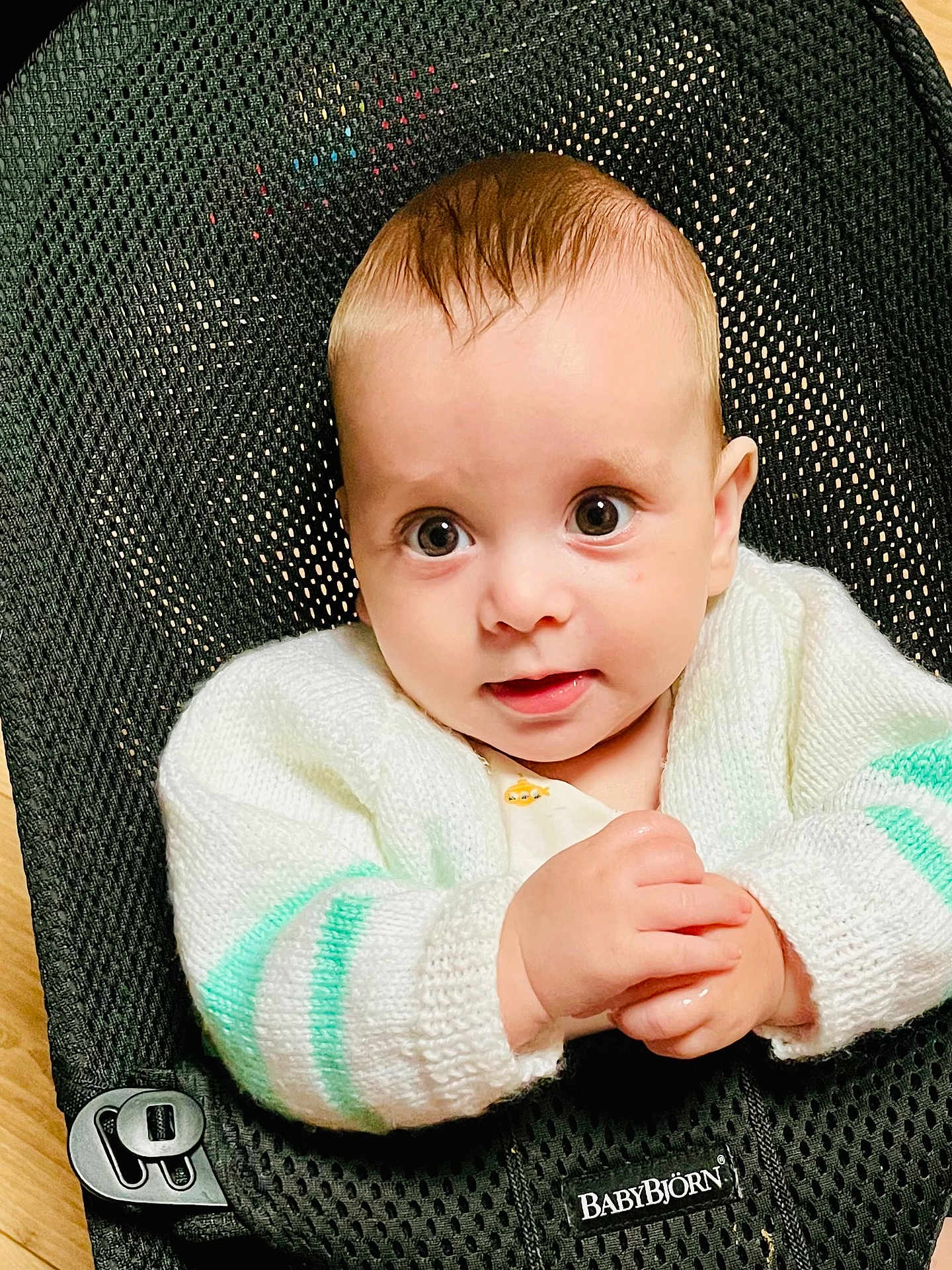 Paul a rejoint le concours — aidez-le/la à gagner de superbes lots ! baby, infant, child, face, eyes, hands, clothing, sweater, white, mint_green, seated, babybjorn, chair, mesh, indoor, cute, portrait, expression, skin, head