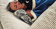 Xéna a rejoint le concours — aidez-le/la à gagner de superbes lots ! bed, blanket, blue_blanket, cat, couch, cozy, cuddling, face, funny, home, indoor, person, pet, pillow, portrait, relaxing, sleeping, snuggling, tortoiseshell_cat, whiskers