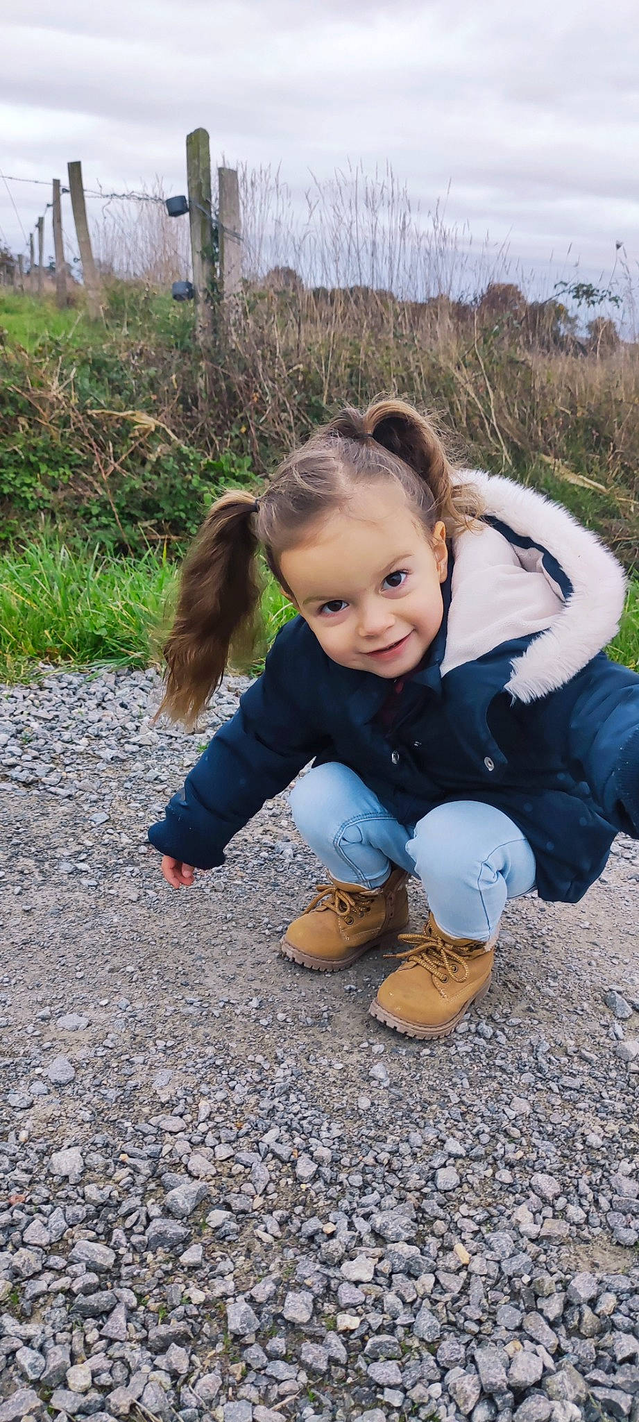 Liyah participe au concours pour gagner de l'argent avec cette photo : botany, eye, face, facial_expression, grass, hair, happy, head, human_body, jeans, joy, leaf, leg, mammal, people_in_nature, person, plant, skin, sneakers, tree