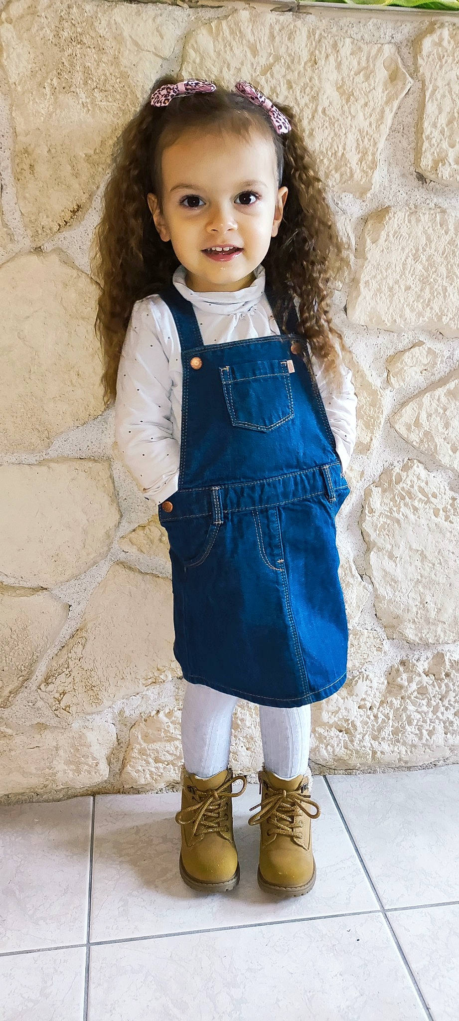 Liyah a rejoint le concours — aidez-le/la à gagner de superbes lots ! azure, baby_toddler_clothing, blue, day_dress, denim, electric_blue, fashion_accessory, fashion_design, formal_wear, joint, knee, neck, one_piece_garment, pattern, person, photograph, sleeve, street_fashion, toddler, waist