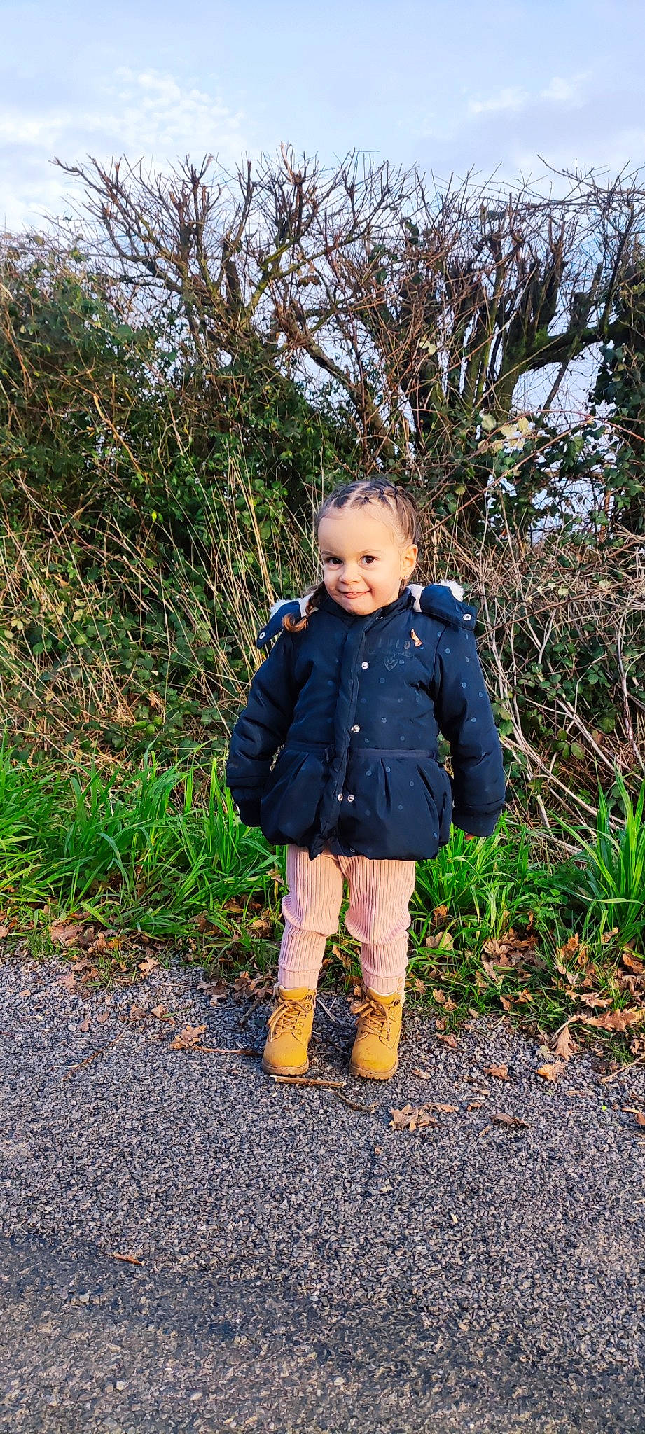 Liyah a rejoint le concours — aidez-le/la à gagner de superbes lots ! baby_toddler_clothing, boot, child, electric_blue, forest, grass, grassland, happy, jacket, joy, landscape, leaf, natural_landscape, outerwear, pattern, people_in_nature, person, plant, sleeve, smile