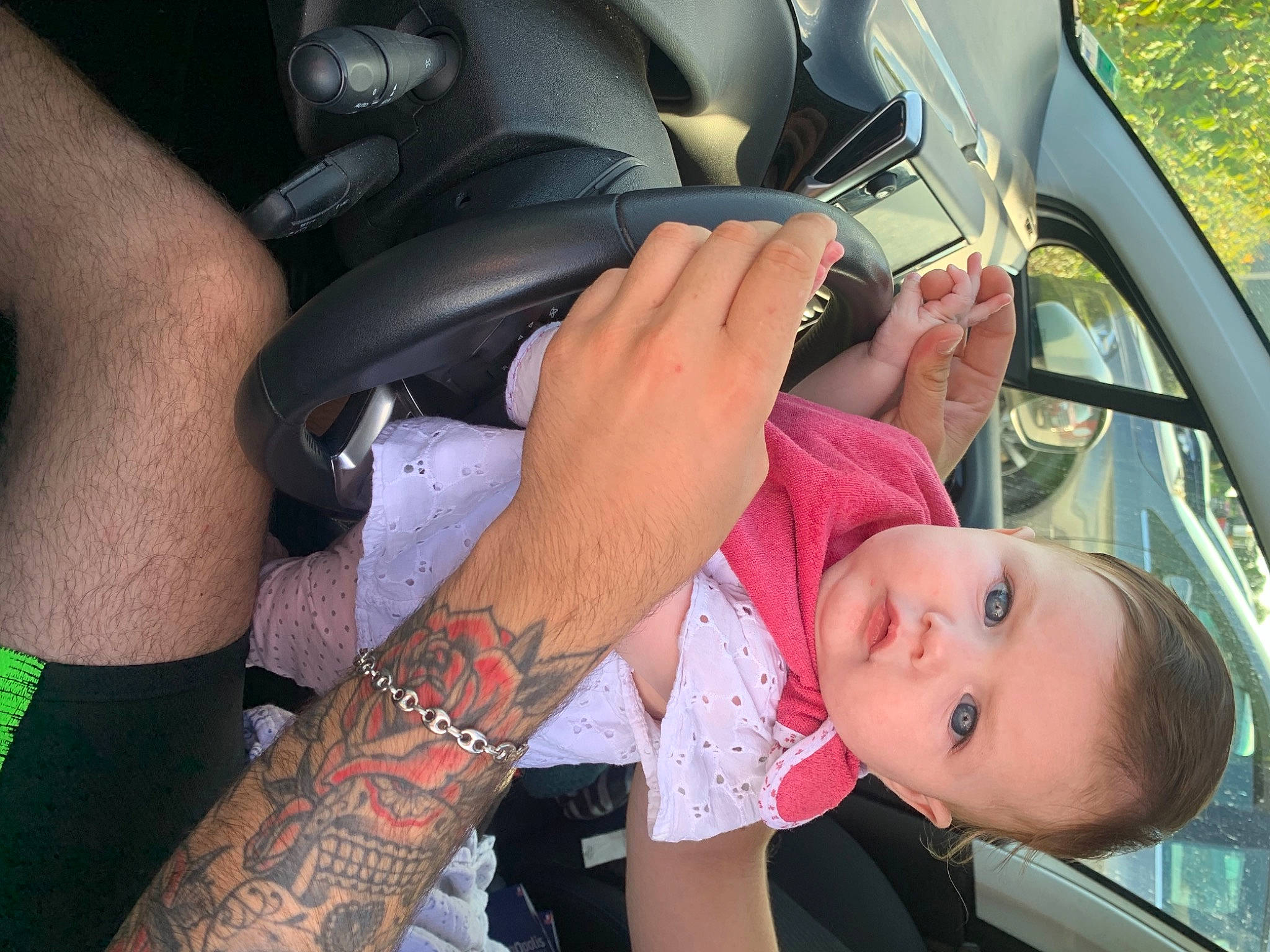 Alya a rejoint le concours — aidez-le/la à gagner de superbes lots ! auto_part, automotive_design, automotive_exterior, baby_carriage, car_seat, comfort, cool, elbow, finger, gesture, hand, motor_vehicle, nail, person, plant, steering_part, steering_wheel, temporary_tattoo, thigh, tree