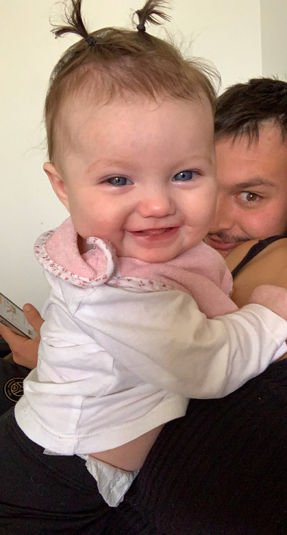 Alya participe au concours pour gagner de l'argent avec cette photo : arm, cheek, eye, face, facial_expression, hair, hairstyle, happy, head, joint, joy, lip, mouth, muscle, nose, organ, person, product, shoulder, skin