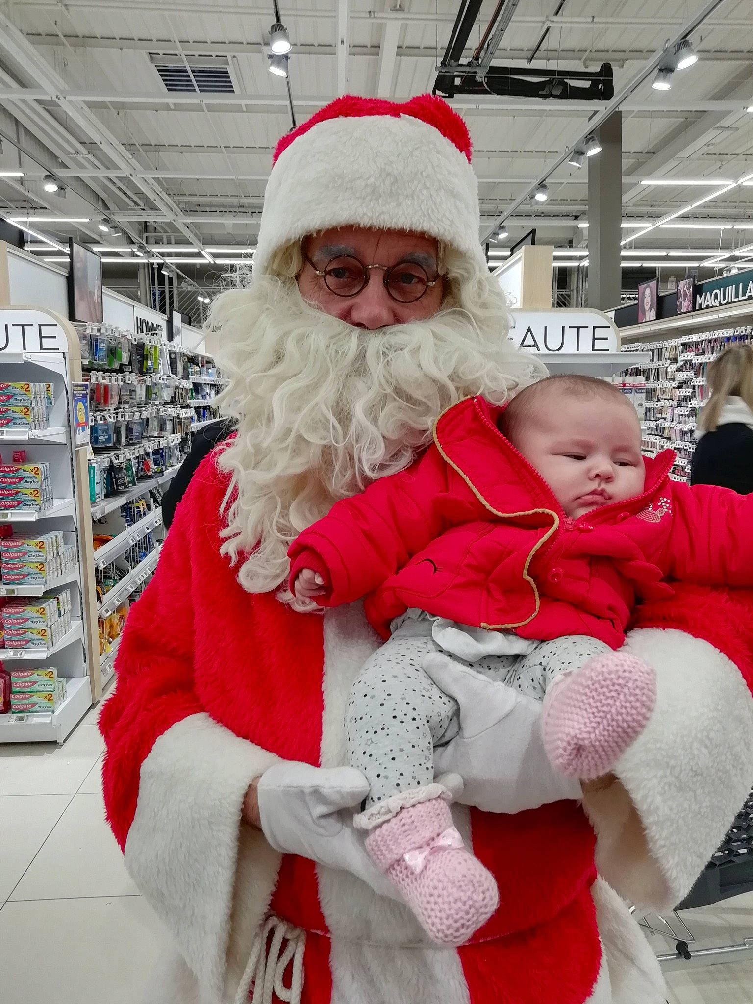 Ambre a rejoint le concours — aidez-le/la à gagner de superbes lots ! baby, beard, christmas, costume, event, facial_hair, fictional_character, fun, fur, happy, hat, headwear, holiday, lap, person, santa_claus, shelf, standing, toddler, tree