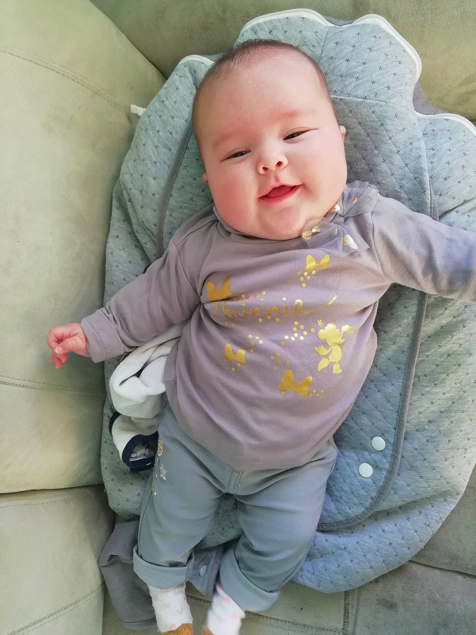 Ambre a rejoint le concours — aidez-le/la à gagner de superbes lots ! baby, baby_products, baby_toddler_clothing, cheek, child, chin, comfort, happy, iris, leg, lip, mouth, nose, outerwear, person, sitting, skin, sleeve, smile, t_shirt