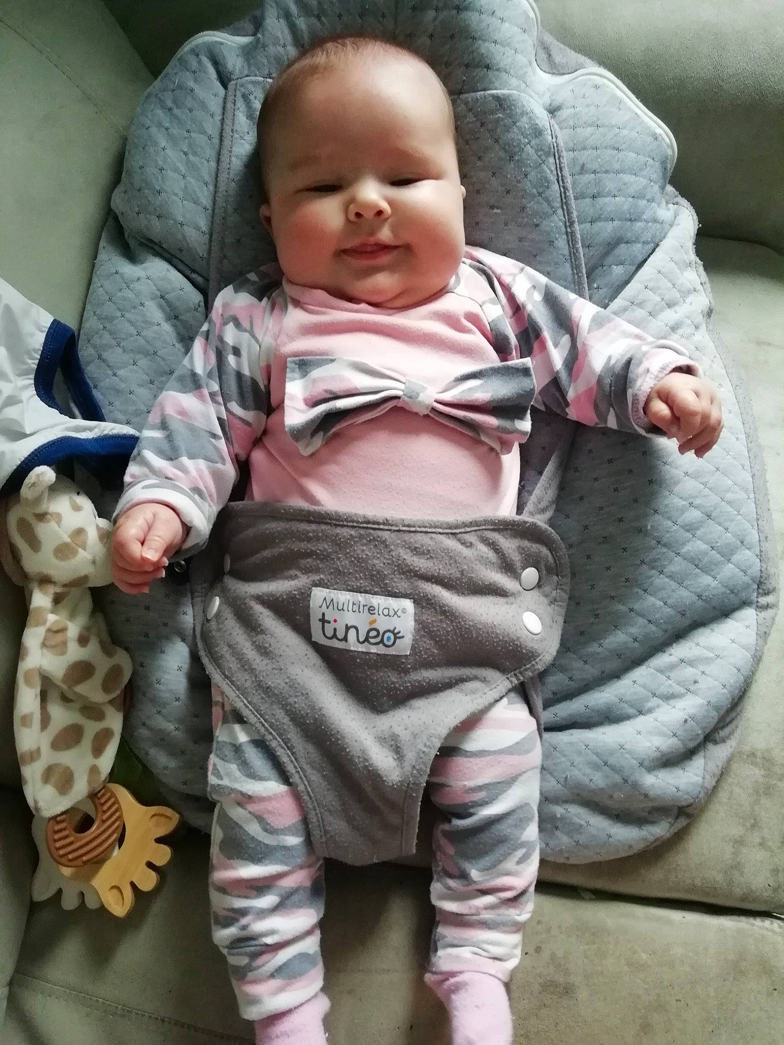 Ambre a rejoint le concours — aidez-le/la à gagner de superbes lots ! baby, baby_carriage, baby_products, baby_toddler_clothing, cheek, child, comfort, cool, head, human, human_body, lap, leg, person, sitting, skin, sleeve, smile, textile, toddler