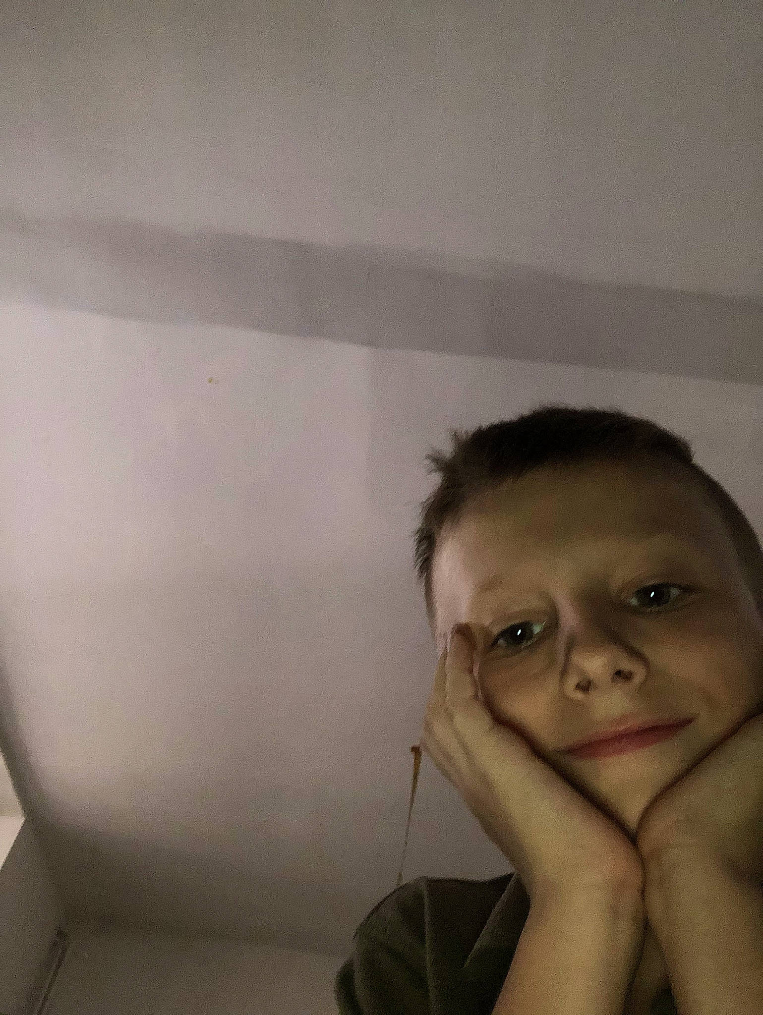 Jordan a rejoint le concours — aidez-le/la à gagner de superbes lots ! ceiling, chest, child, comfort, elbow, eyelash, flash_photography, flesh, flooring, gesture, happy, human_body, human_leg, jaw, lip, person, room, sitting, tints_and_shades, toddler