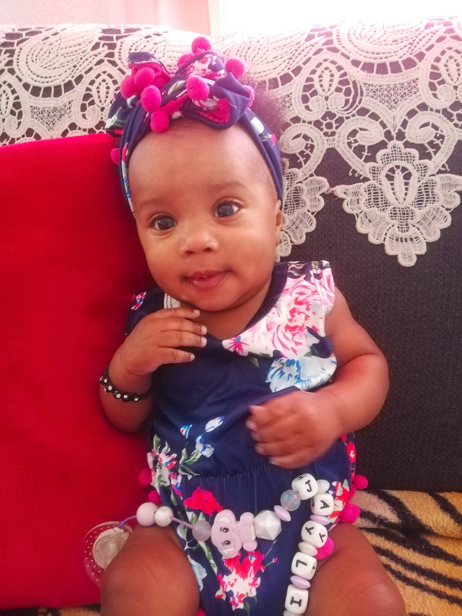 Jayline a rejoint le concours — aidez-le/la à gagner de superbes lots ! arm, baby_toddler_clothing, cheek, dress, eye, eyebrow, eyelash, face, hair, happy, head, headgear, iris, lip, person, pink, purple, skin, sleeve, smile