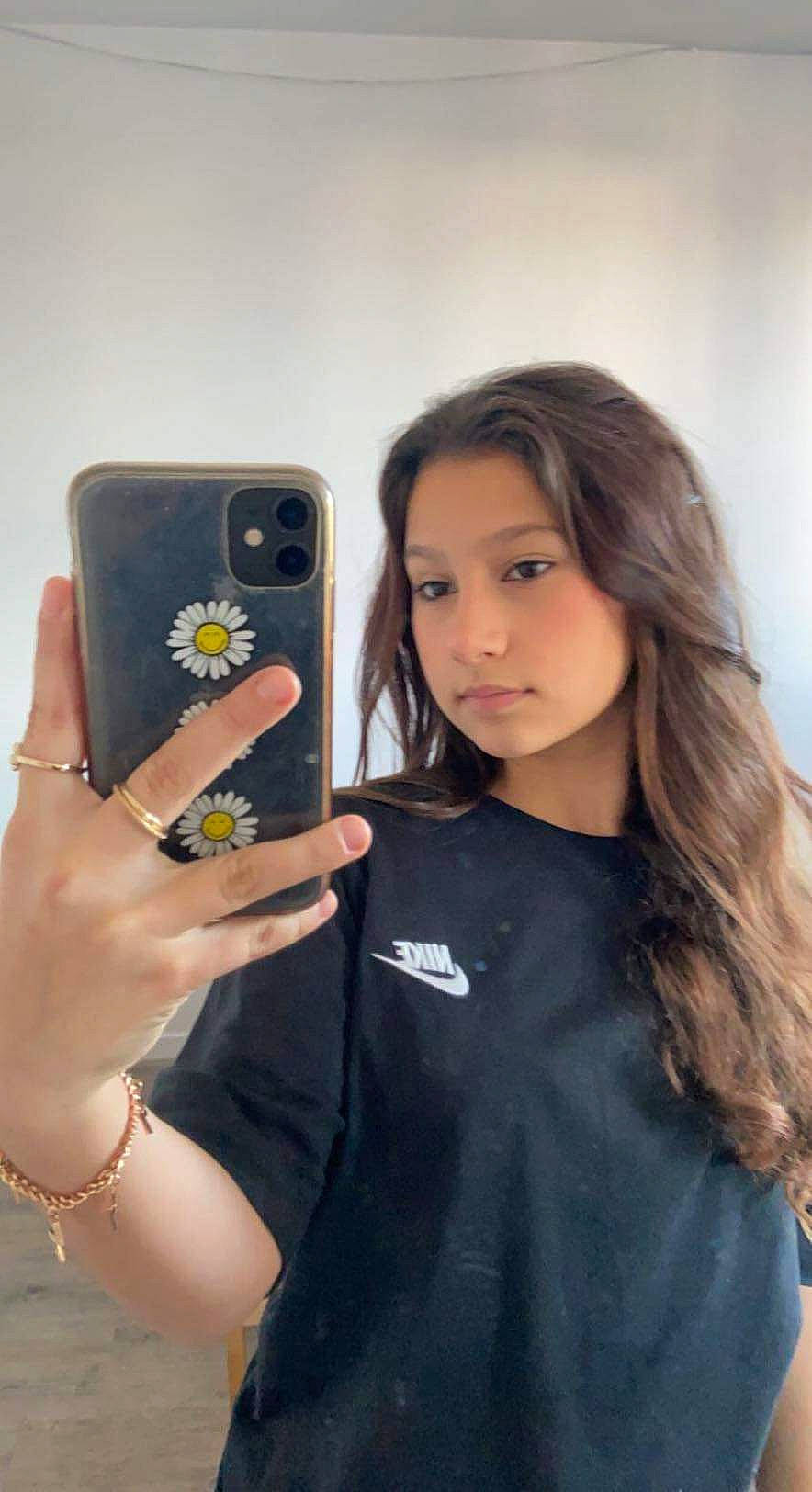 Amanda participe au concours pour gagner de l'argent avec cette photo : blond, communication_device, electric_blue, electronic_device, event, fashion_design, finger, gadget, gesture, jewellery, long_hair, mobile_device, mobile_phone, nail, person, portable_communications_device, sleeve, telephone, telephony, thumb