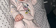 Lana a rejoint le concours — aidez-le/la à gagner de superbes lots ! baby, child, clothing, cozy, cushion, cute, happy, indoors, infant, minnie_mouse, onesie, pattern, pillow, resting, sleeping, sleepy, smile, socks, soft, stars