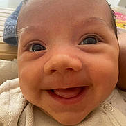 Jules a rejoint le concours — aidez-le/la à gagner de superbes lots ! baby, close_up, smile, face, eyes, infant, tongue, clothing, cute, happy, skin, person, young_child, head, expression, indoors, newborn, joy, portrait, baby_garment