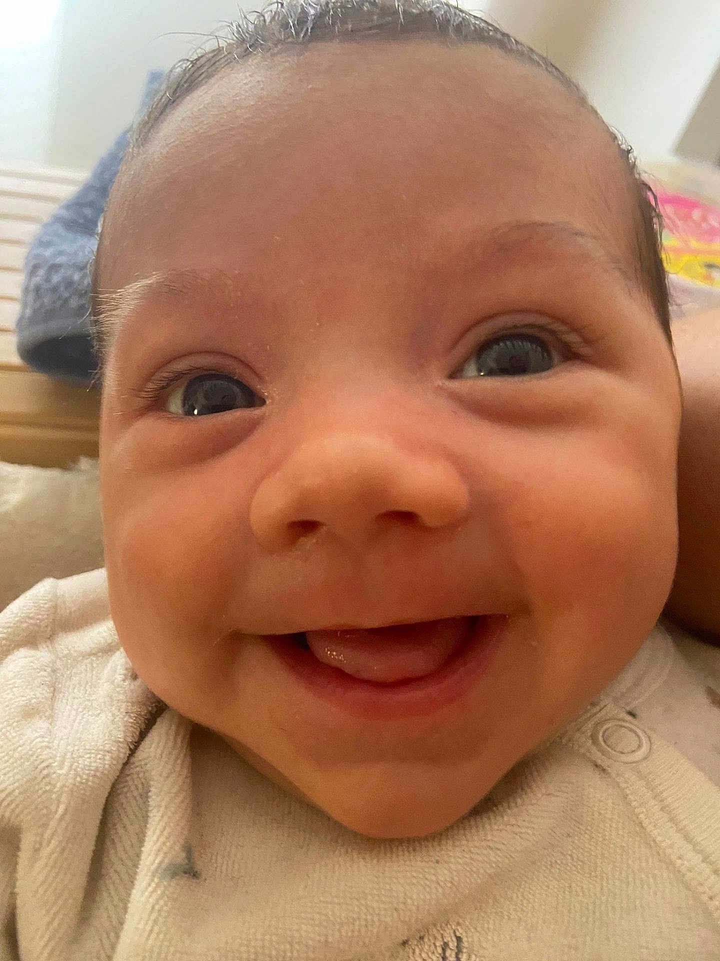 Jules a rejoint le concours — aidez-le/la à gagner de superbes lots ! baby, close_up, smile, face, eyes, infant, tongue, clothing, cute, happy, skin, person, young_child, head, expression, indoors, newborn, joy, portrait, baby_garment