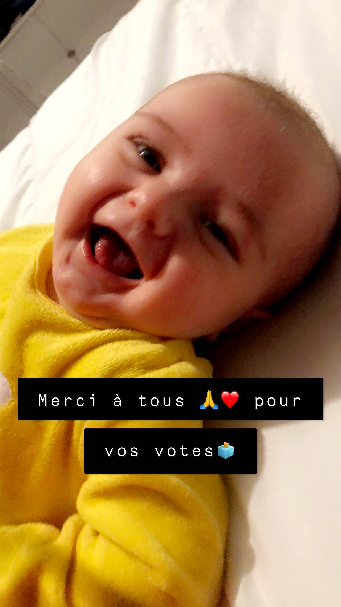 Nélyo participe au concours pour gagner de l'argent avec cette photo : baby, baby_toddler_clothing, cheek, chin, eye, eyebrow, eyelash, finger, gesture, happy, head, jaw, lip, mouth, nose, person, photograph, product, skin, smile