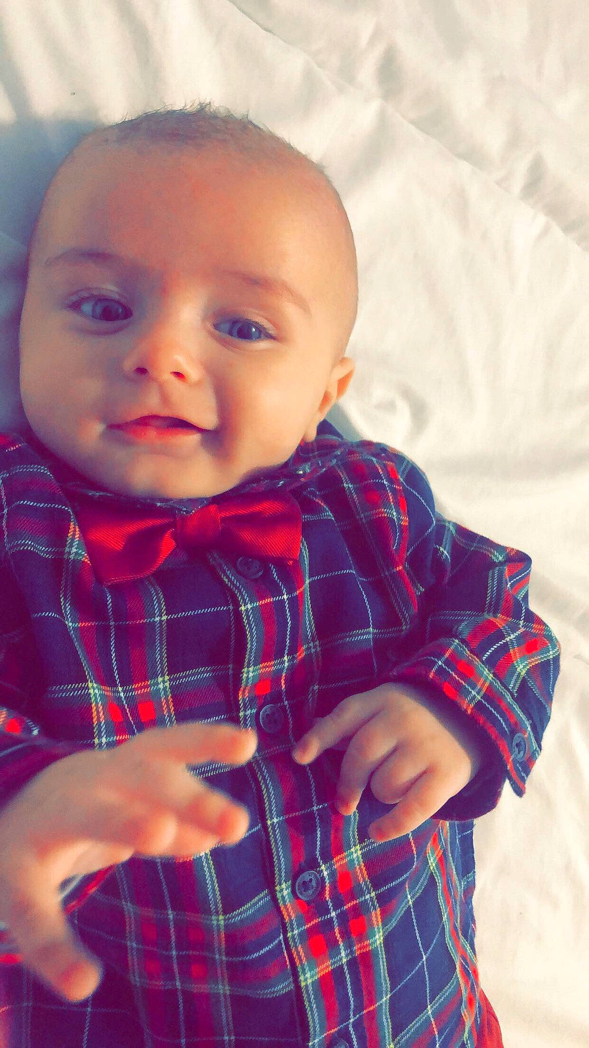 Nélyo a rejoint le concours — aidez-le/la à gagner de superbes lots ! arm, baby, baby_toddler_clothing, blue, cheek, collar, dress_shirt, finger, hand, happy, iris, lip, nose, pattern, person, plaid, red, skin, sleeve, smile