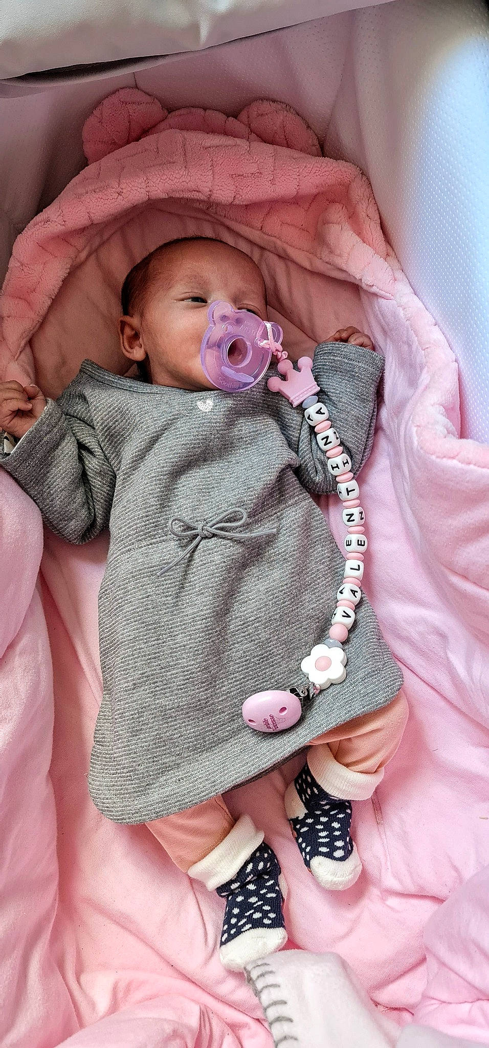 Valentina a rejoint le concours — aidez-le/la à gagner de superbes lots ! arm, baby, baby_sleeping, baby_toddler_clothing, cheek, child, comfort, eye, face, finger, head, lip, mouth, person, pink, purple, skin, sleeve, textile, toddler