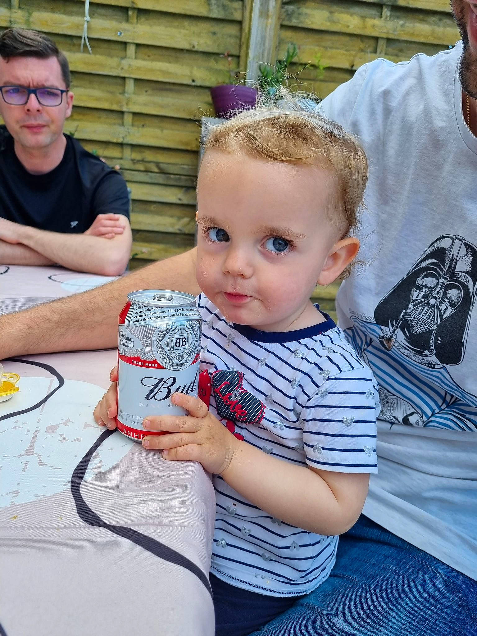 Mia participe au concours pour gagner de l'argent avec cette photo : baby, chair, child, community, event, eyewear, family, fun, grass, happy, jewellery, leisure, mammal, person, recreation, sitting, summer, t_shirt, table, toddler