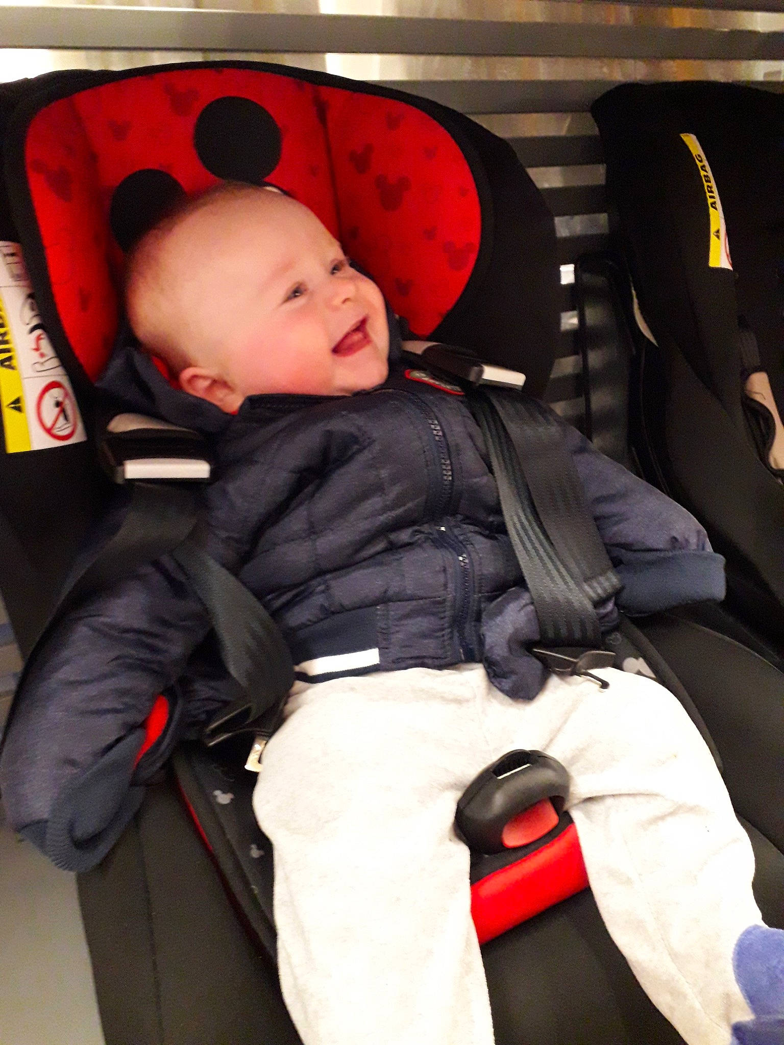 Théo participe au concours pour gagner de l'argent avec cette photo : baby_carriage, baby_products, car_seat, child, cool, day, infant, person, personal_protective_equipment, product, red, sitting, toddler