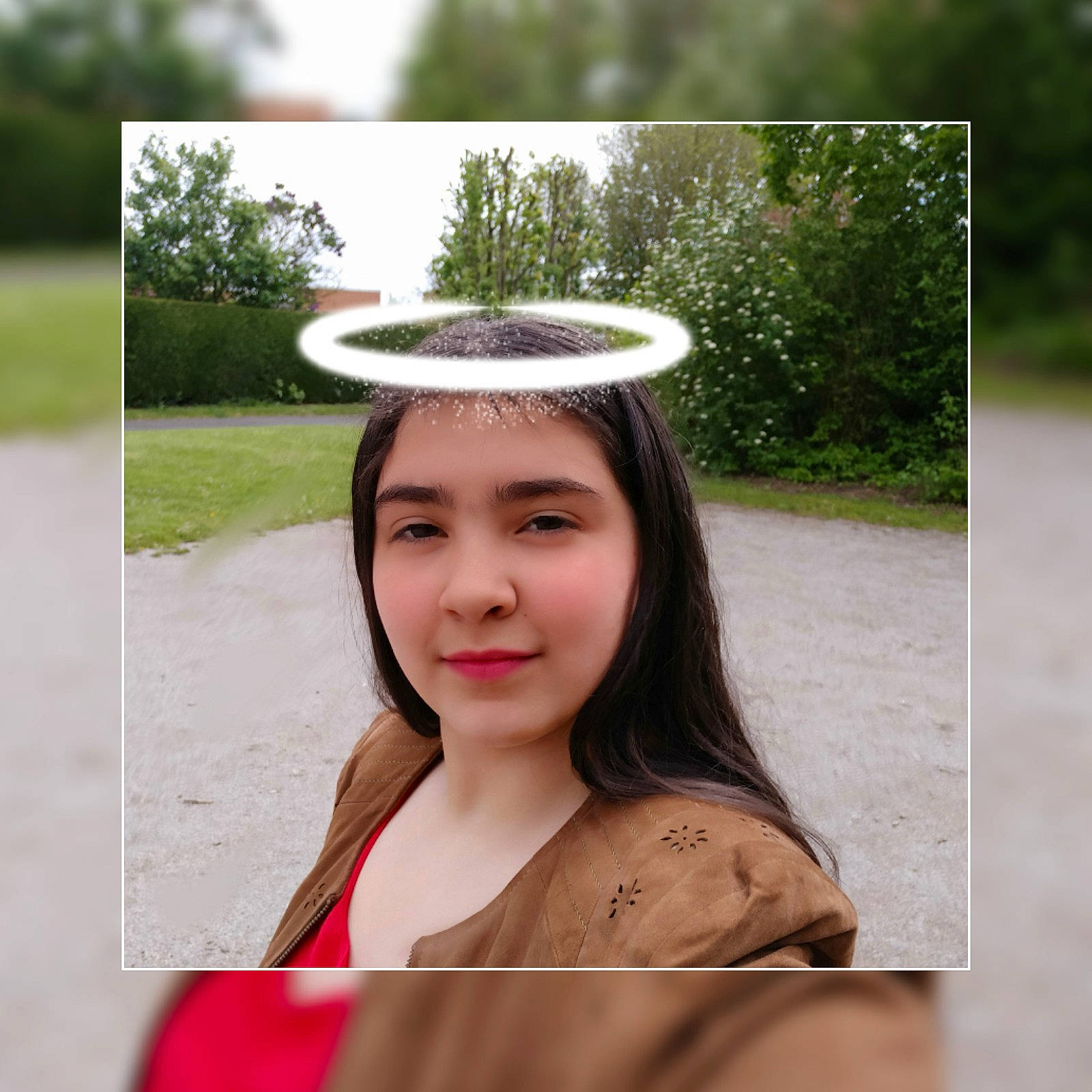 Amina participe au concours pour gagner de l'argent avec cette photo : academic_dress, bangs, black_hair, cap, child, fashion_accessory, flash_photography, formal_wear, grass, hair_accessory, happy, headpiece, headwear, jewellery, joy, magenta, neck, person, plant, portrait_photography