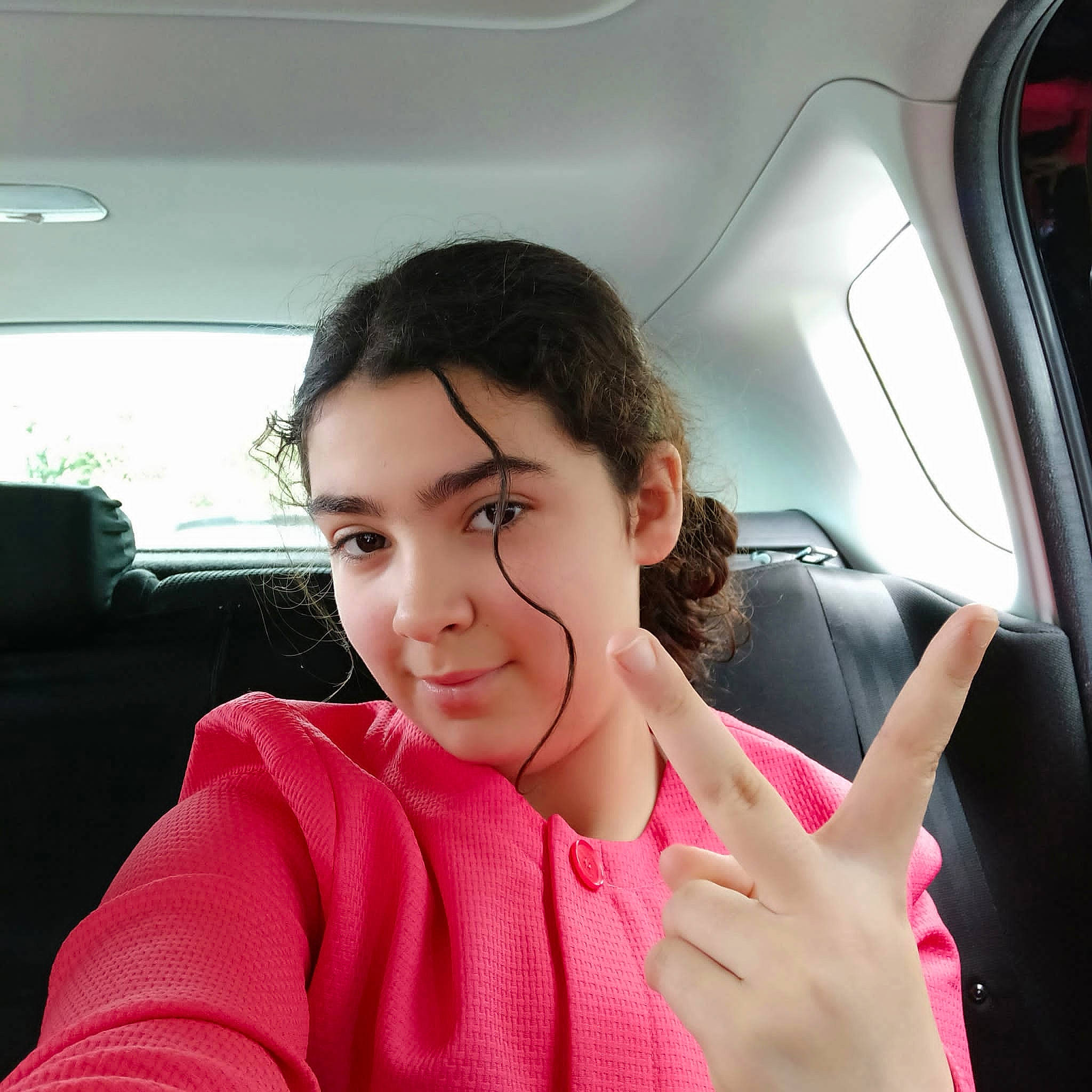 Amina participe au concours pour gagner de l'argent avec cette photo : automotive_design, automotive_mirror, black_hair, car, car_seat, electronic_device, facial_expression, finger, fun, gadget, gesture, hand, happy, head_restraint, passenger, person, thumb, travel, v_sign, vehicle_door