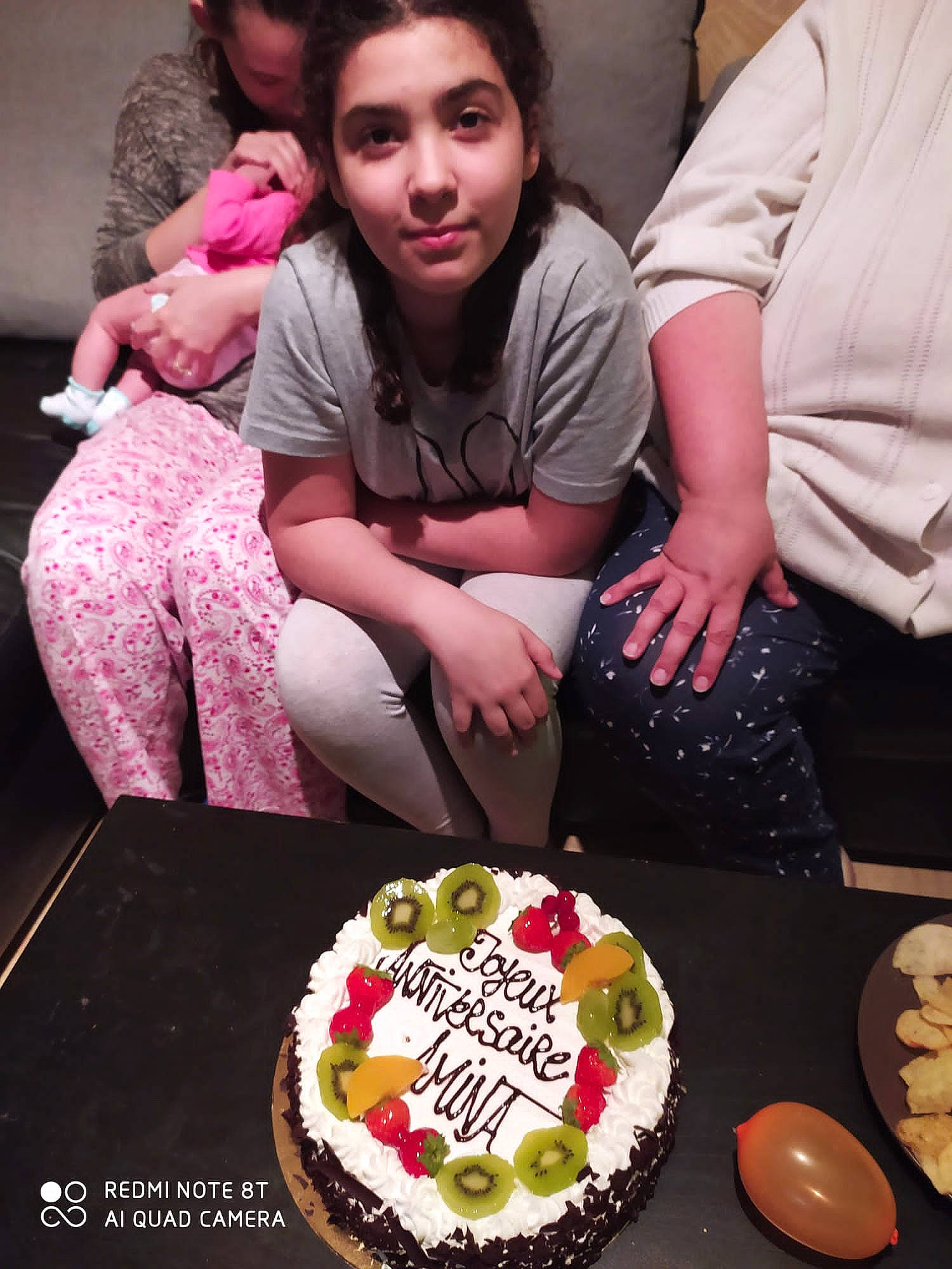 Amina participe au concours pour gagner de l'argent avec cette photo : baked_goods, birthday, birthday_cake, buttercream, cake, cake_decorating, cake_decorating_supply, cooking, cream, cuisine, dishware, food, ingredient, person, plate, recipe, sharing, sugar_cake, sugar_paste, table