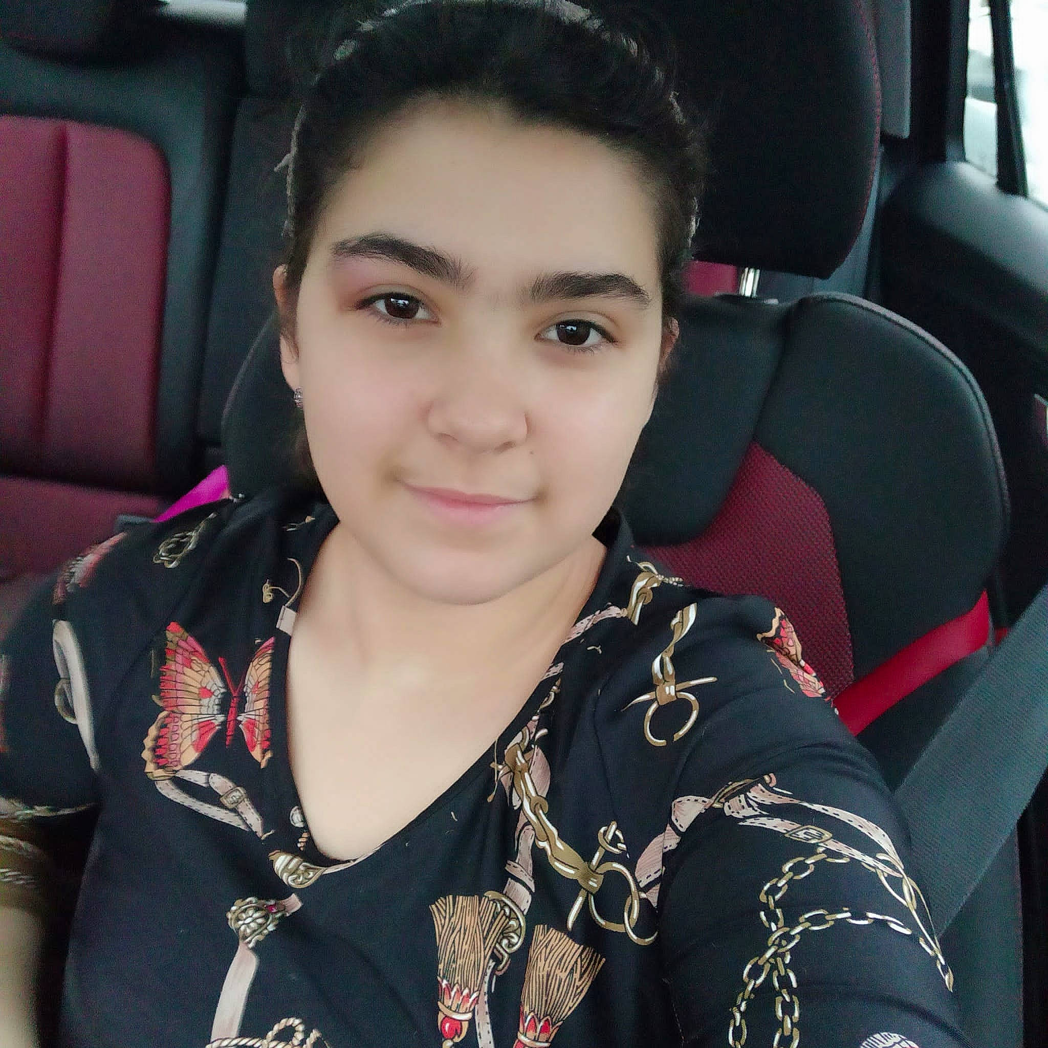 Amina participe au concours pour gagner de l'argent avec cette photo : automotive_design, black, black_hair, car, chin, cool, eyebrow, face, hair, hairstyle, head, head_restraint, jaw, joy, motor_vehicle, person, skin, sleeve, smile, street_fashion