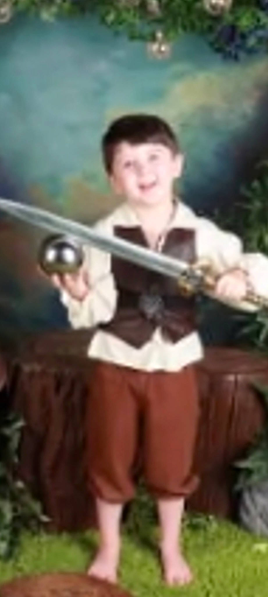 Ronan is registered to the contest to win money with this photo: art, bowed_string_instrument, entertainment, event, folk_instrument, human_leg, joy, music, music_artist, musical_instrument, musician, performing_arts, person, plant, plucked_string_instruments, sitting, string_instrument, string_instrument_accessory, thigh, thumb