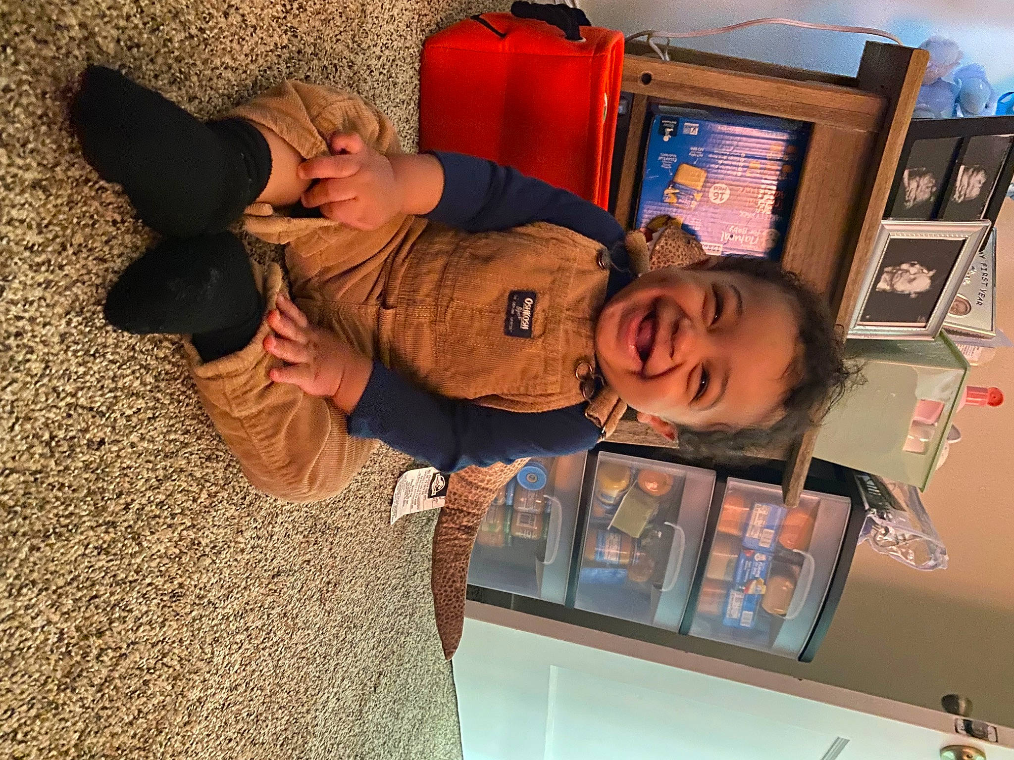 Jayvion is registered to the contest to win money with this photo: art, child, comfort, eyewear, finger, flooring, fun, gesture, hairstyle, happy, hat, joy, organ, person, picture_frame, room, smile, t_shirt, travel, visual_arts