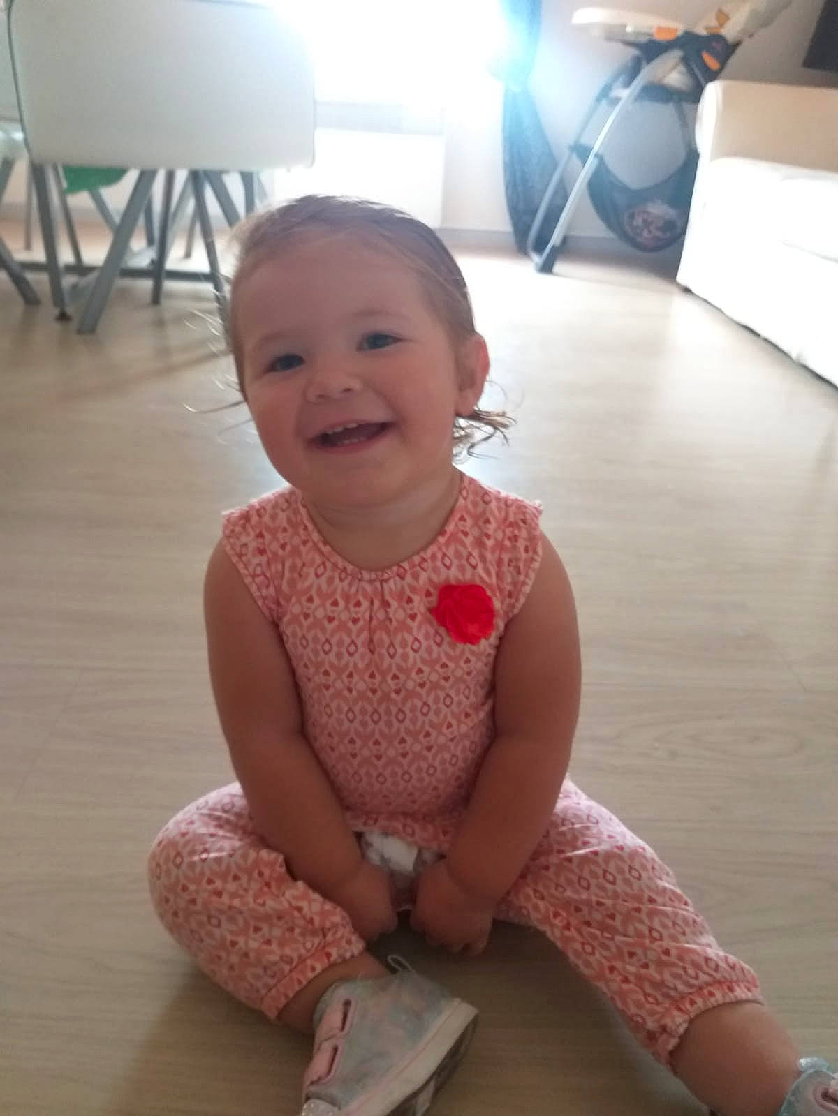 Camelya participe au concours pour gagner de l'argent avec cette photo : baby, baby_toddler_clothing, cheek, chin, finger, floor, flooring, fun, happy, iris, joint, joy, person, picture_frame, pink, shoulder, skin, sleeve, smile, standing