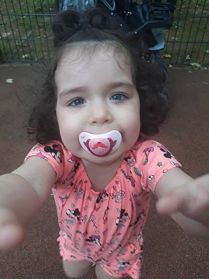 Shayna a rejoint le concours — aidez-le/la à gagner de superbes lots ! baby, baby_toddler_clothing, bracelet, cheek, child, eye, eyelash, fruit, hair_accessory, headpiece, lip, organ, person, pink, skin, throat, toddler, tongue