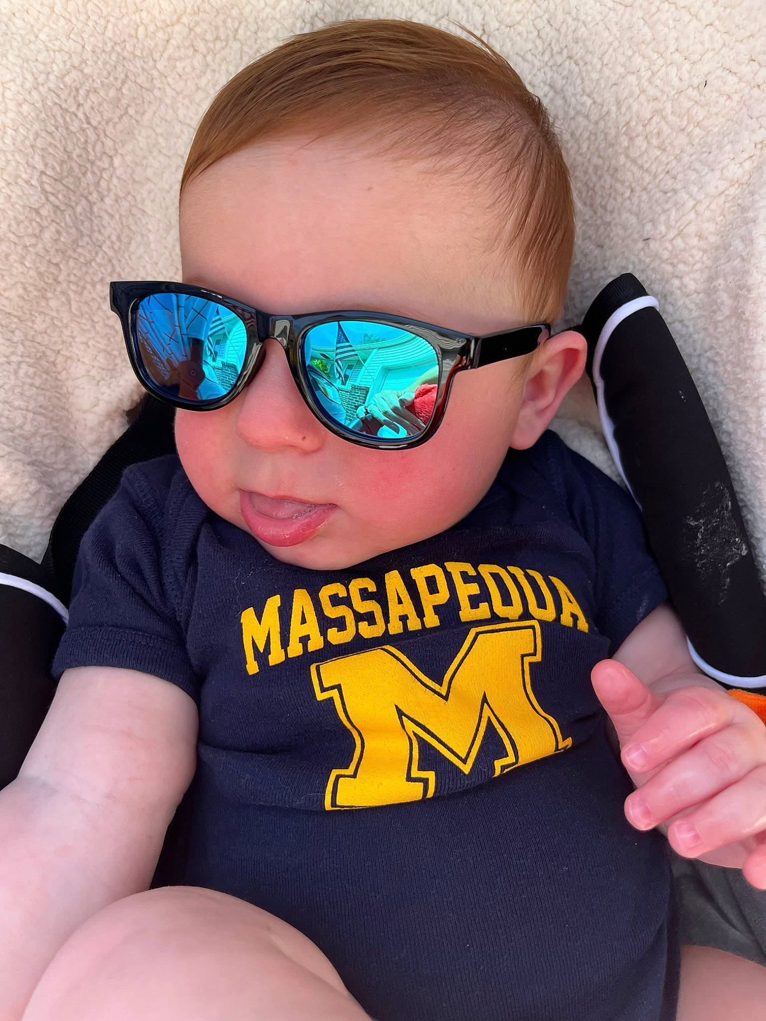 Levi is registered to the contest to win money with this photo: cheek, eye_glass_accessory, eyewear, facial_expression, finger, glasses, goggles, hairstyle, hand, human, human_body, mouth, muscle, neck, organ, person, shoulder, skin, sleeve, sunglasses