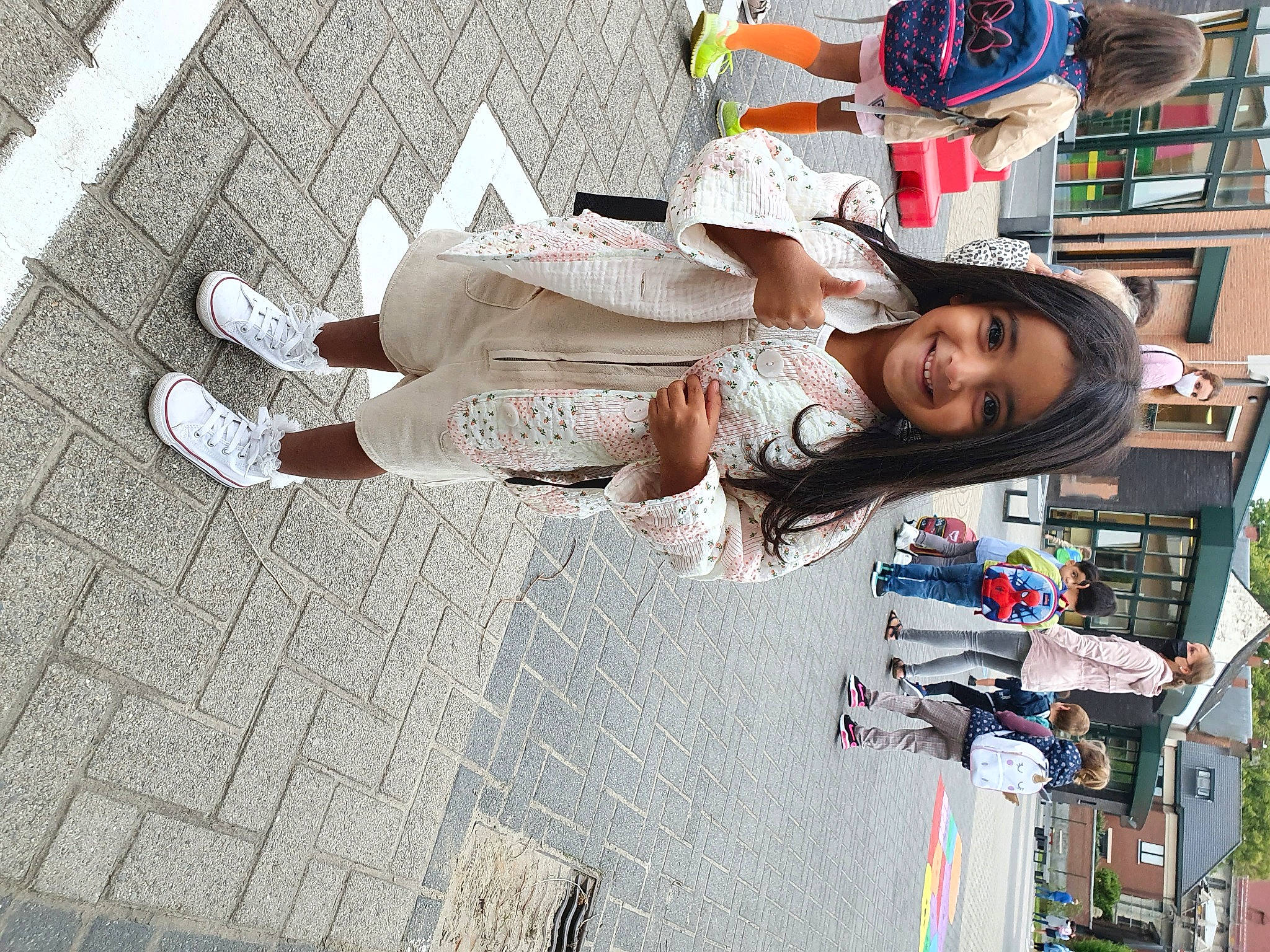 Mona participe au concours pour gagner de l'argent avec cette photo : asphalt, bookcase, child, flooring, fun, human_leg, joy, pedestrian, person, photography, road, road_surface, shelf, shelving, sidewalk, smile, street, street_fashion, tourism, travel