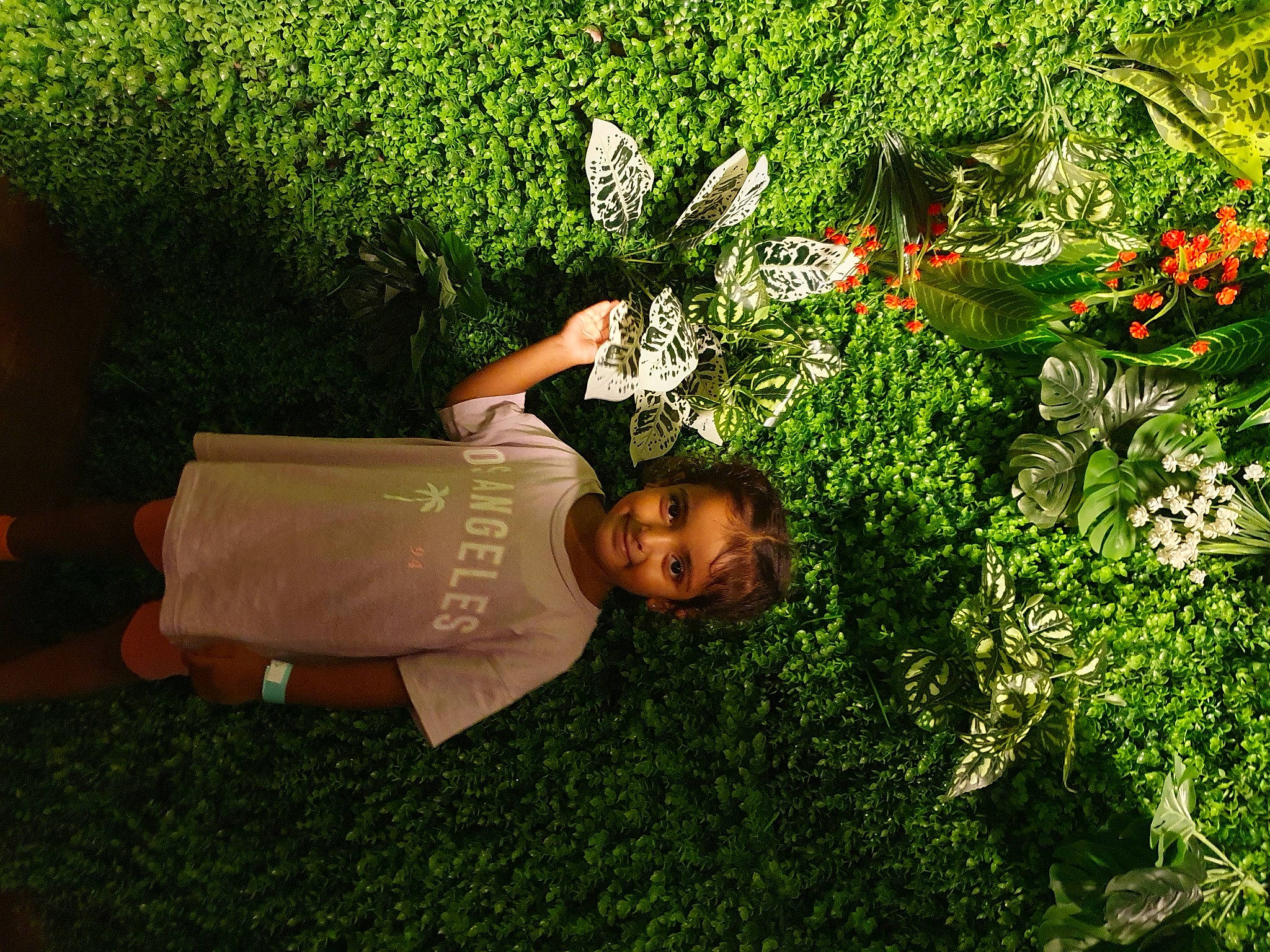 Mona participe au concours pour gagner de l'argent avec cette photo : botany, flower, fun, garden, grass, grass_family, grassland, groundcover, happy, joy, landscape, lawn, leisure, meadow, morning, nature, organism, people_in_nature, person, plant