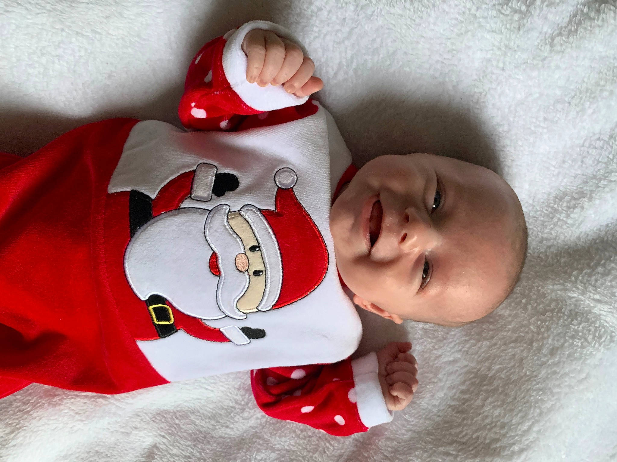 Robin participe au concours pour gagner de l'argent avec cette photo : arm, baby, baby_products, baby_sleeping, baby_toddler_clothing, carmine, child, christmas, comfort, flesh, happy, hat, head, human_body, pattern, person, sleeve, smile, toddler
