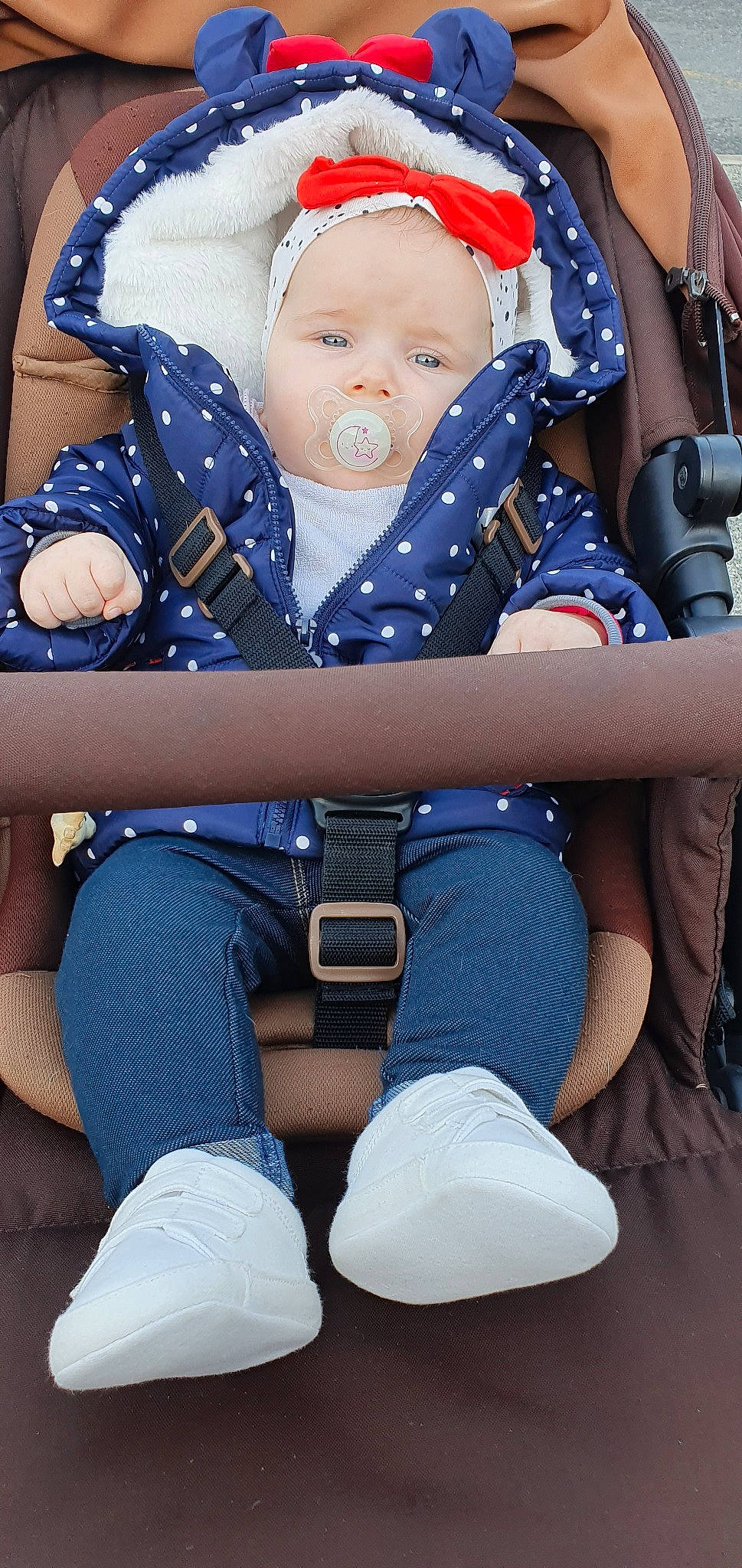 Lyna participe au concours pour gagner de l'argent avec cette photo : baby, baby_carriage, baby_in_car_seat, baby_products, car_seat, child, jeans, leg, person, product, sitting, toddler