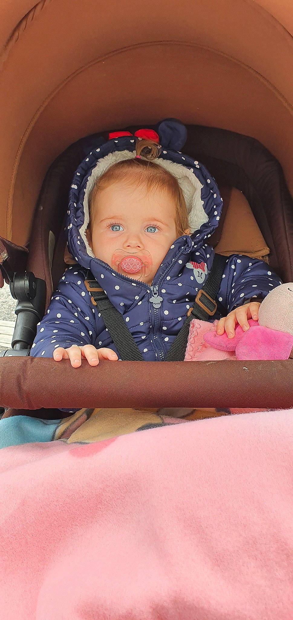 Lyna a rejoint le concours — aidez-le/la à gagner de superbes lots ! baby, baby_in_car_seat, baby_products, car_seat, cheek, child, finger, person, pink, product, skin, toddler